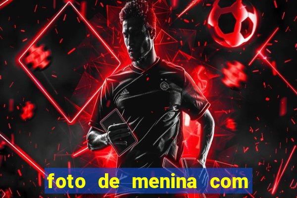 foto de menina com cabelo cacheado no espelho